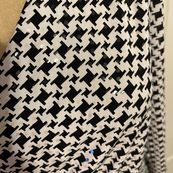 Chic Black and White Women's Blouse - Picture 8 of 8